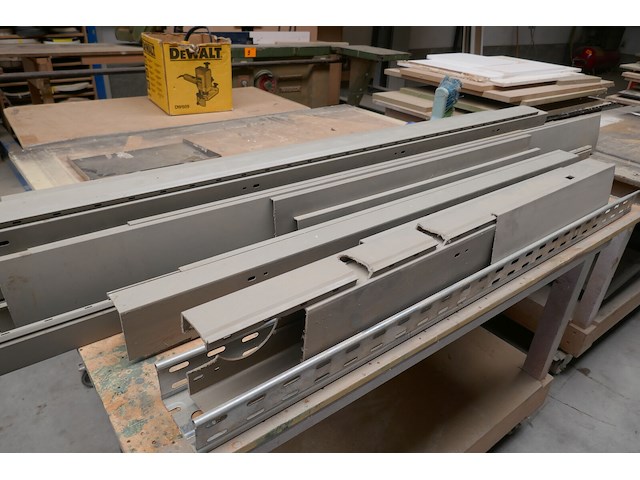 4 mobiele houten werktafels + kabelgoten - afbeelding 3 van  4