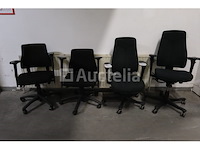 4 ongelijke bureaustoelen - afbeelding 1 van  7