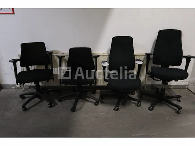 4 ongelijke bureaustoelen - afbeelding 1 van  7
