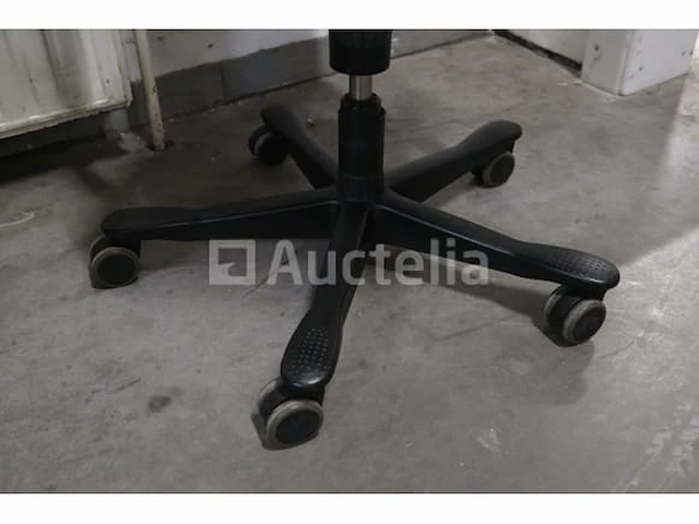 4 ongelijke bureaustoelen - afbeelding 4 van  6