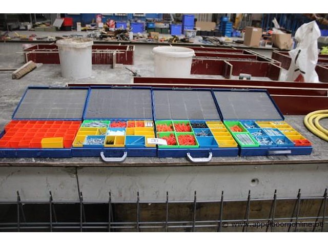 4 opbergkoffers met inhoud - afbeelding 1 van  4