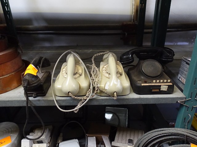 4 oude telefoons - afbeelding 2 van  2