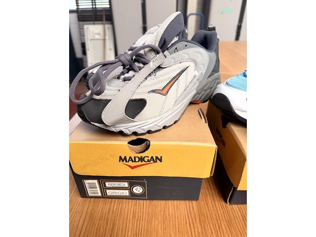 4 paar schoenen, licht beschadigd - afbeelding 2 van  5