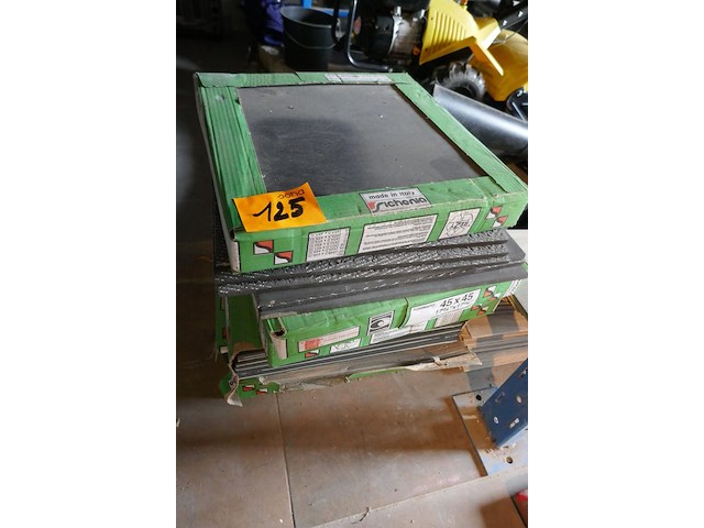 4 pakken tegels 45x45 cm + stapel laminaat - afbeelding 1 van  5