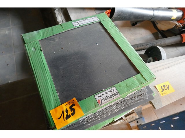 4 pakken tegels 45x45 cm + stapel laminaat - afbeelding 2 van  5