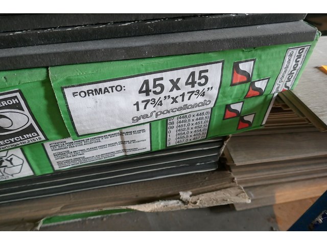 4 pakken tegels 45x45 cm + stapel laminaat - afbeelding 3 van  5