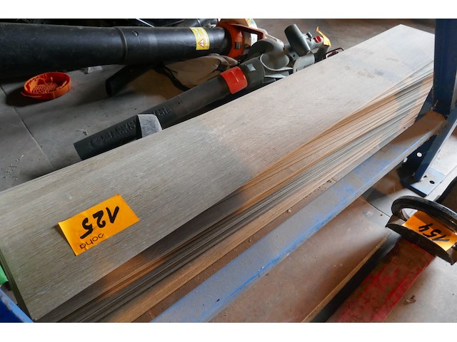 4 pakken tegels 45x45 cm + stapel laminaat - afbeelding 4 van  5