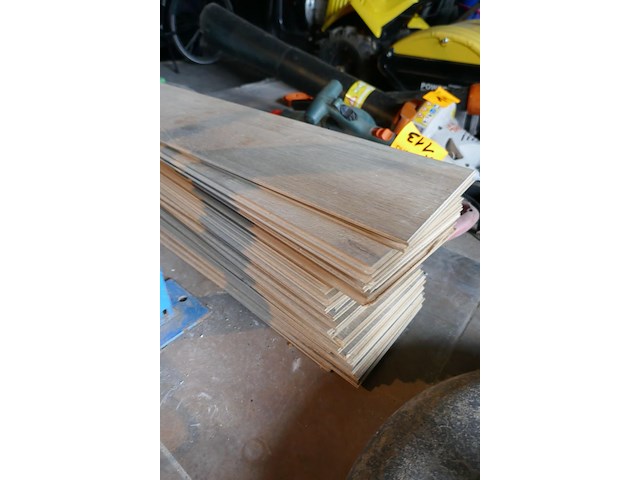 4 pakken tegels 45x45 cm + stapel laminaat - afbeelding 5 van  5