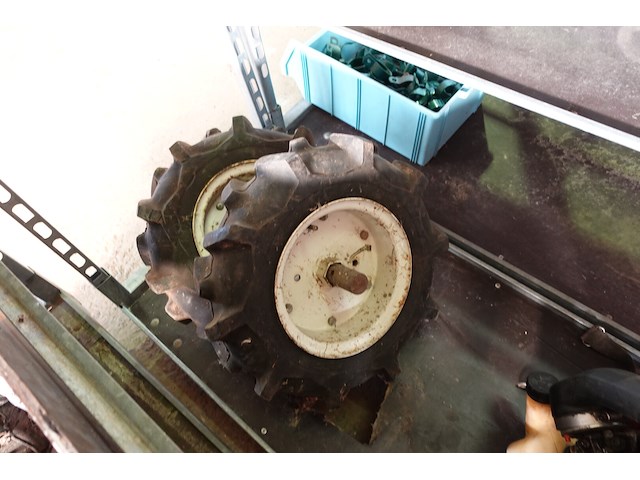 4 plantenkarren met tuinmateriaal (bosmaaiers, stokzaag, haagschaar…) - afbeelding 11 van  20