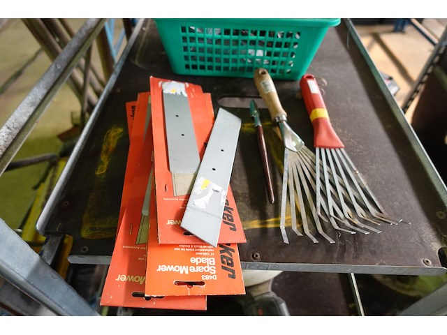 4 plantenkarren met tuinmateriaal (bosmaaiers, stokzaag, haagschaar…) - afbeelding 13 van  20