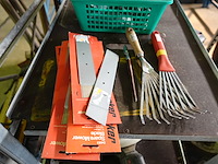 4 plantenkarren met tuinmateriaal (bosmaaiers, stokzaag, haagschaar…) - afbeelding 13 van  20
