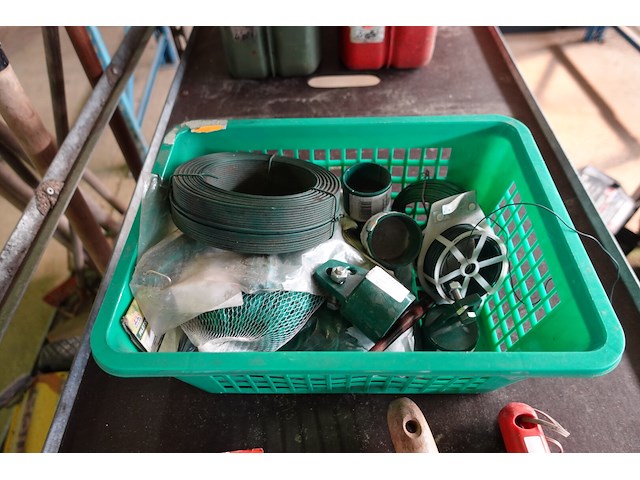 4 plantenkarren met tuinmateriaal (bosmaaiers, stokzaag, haagschaar…) - afbeelding 14 van  20