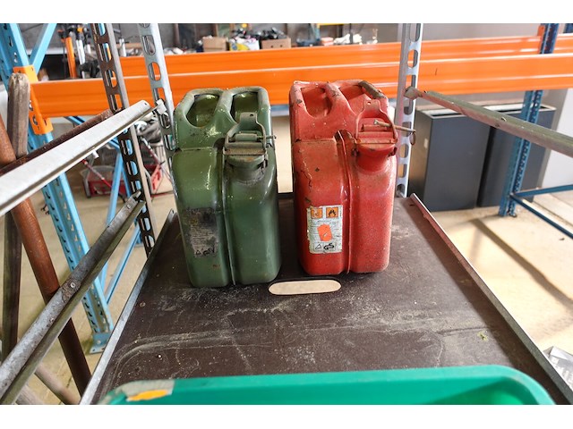 4 plantenkarren met tuinmateriaal (bosmaaiers, stokzaag, haagschaar…) - afbeelding 15 van  20