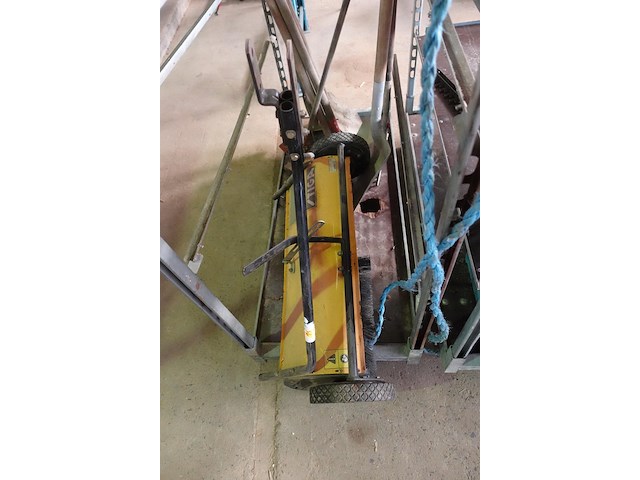 4 plantenkarren met tuinmateriaal (bosmaaiers, stokzaag, haagschaar…) - afbeelding 16 van  20