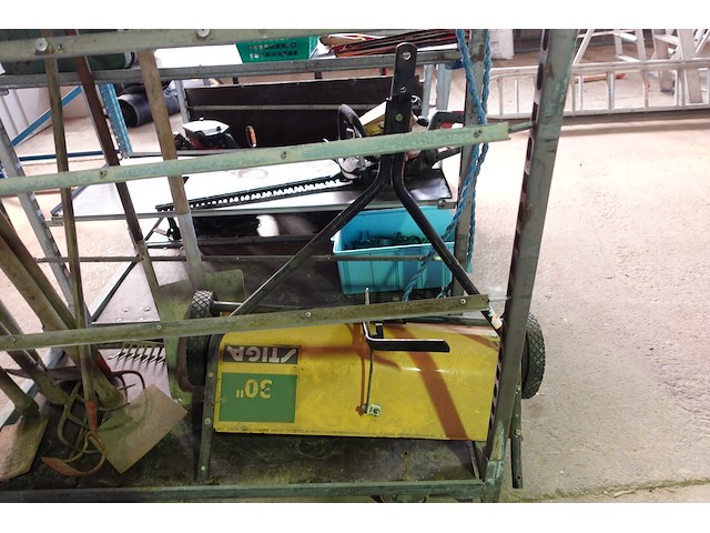 4 plantenkarren met tuinmateriaal (bosmaaiers, stokzaag, haagschaar…) - afbeelding 17 van  20