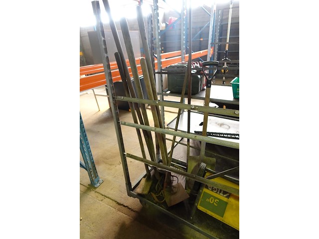 4 plantenkarren met tuinmateriaal (bosmaaiers, stokzaag, haagschaar…) - afbeelding 18 van  20