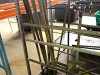 4 plantenkarren met tuinmateriaal (bosmaaiers, stokzaag, haagschaar…) - afbeelding 18 van  20