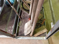 4 plantenkarren met tuinmateriaal (bosmaaiers, stokzaag, haagschaar…) - afbeelding 19 van  20