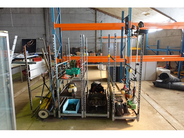 4 plantenkarren met tuinmateriaal (bosmaaiers, stokzaag, haagschaar…) - afbeelding 1 van  20