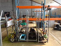 4 plantenkarren met tuinmateriaal (bosmaaiers, stokzaag, haagschaar…) - afbeelding 1 van  20