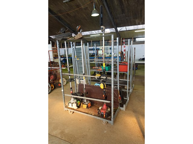 4 plantenkarren met tuinmateriaal (bosmaaiers, stokzaag, haagschaar…) - afbeelding 20 van  20