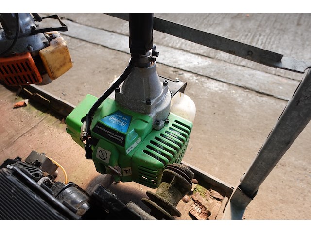 4 plantenkarren met tuinmateriaal (bosmaaiers, stokzaag, haagschaar…) - afbeelding 4 van  20