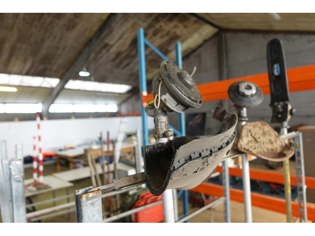 4 plantenkarren met tuinmateriaal (bosmaaiers, stokzaag, haagschaar…) - afbeelding 5 van  20