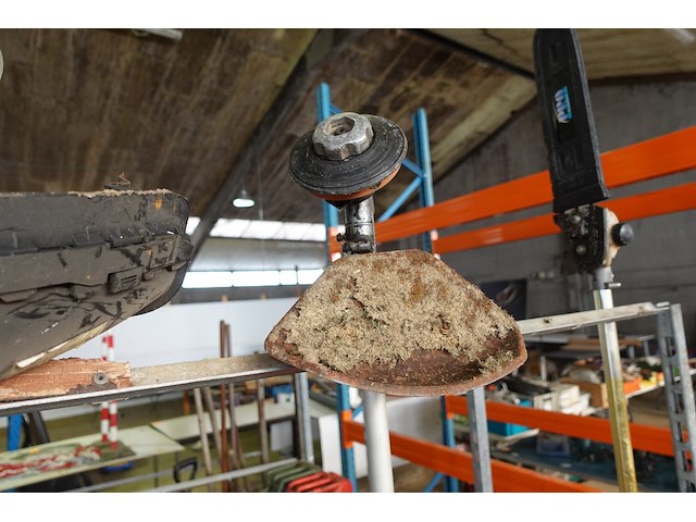 4 plantenkarren met tuinmateriaal (bosmaaiers, stokzaag, haagschaar…) - afbeelding 7 van  20