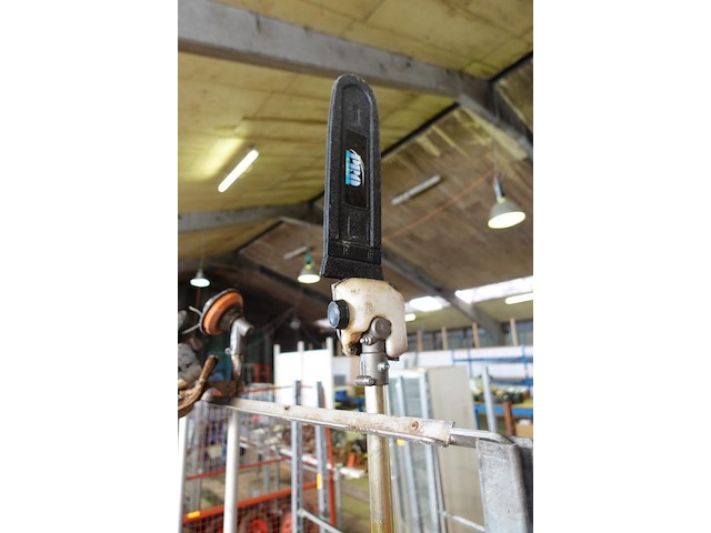 4 plantenkarren met tuinmateriaal (bosmaaiers, stokzaag, haagschaar…) - afbeelding 9 van  20