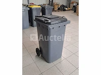 4 plastic bakken van 100 liter