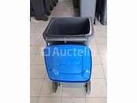 4 plastic bakken van 100 liter