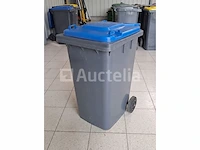 4 plastic bakken van 100 liter