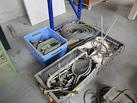 4 plastieken bakken met inhoud - afbeelding 1 van  6