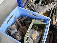 4 plastieken bakken met inhoud - afbeelding 3 van  6