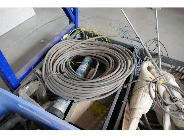 4 plastieken bakken met inhoud - afbeelding 5 van  6