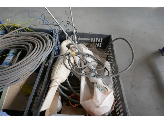 4 plastieken bakken met inhoud - afbeelding 6 van  6