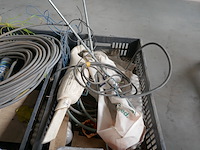 4 plastieken bakken met inhoud - afbeelding 6 van  6