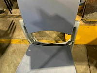 4 pvc stapelstoelen - afbeelding 1 van  2