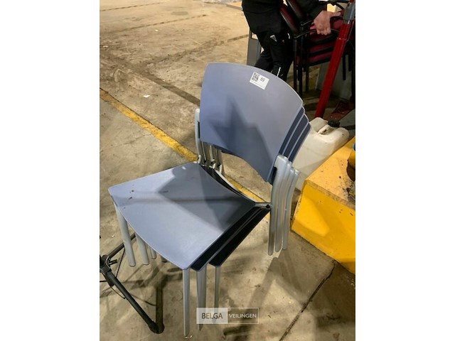 4 pvc stapelstoelen - afbeelding 2 van  2
