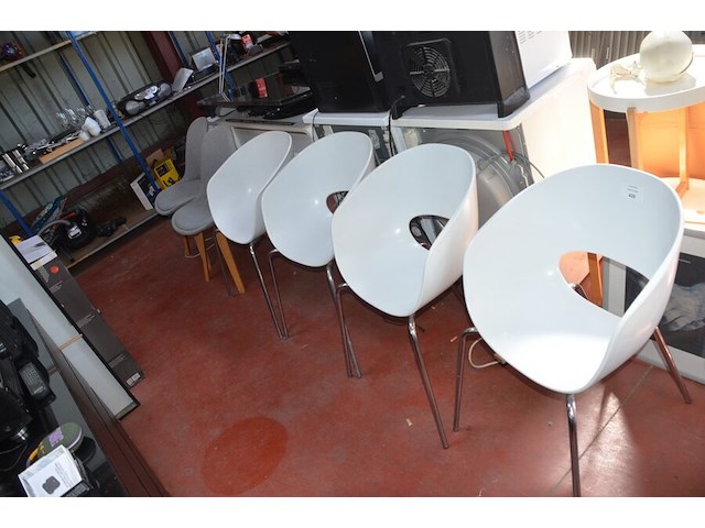 4 pvc stoelen witte zit met armsteun, 2 stoelen met grijze stoffen zit en rug - afbeelding 1 van  5