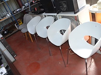 4 pvc stoelen witte zit met armsteun, 2 stoelen met grijze stoffen zit en rug