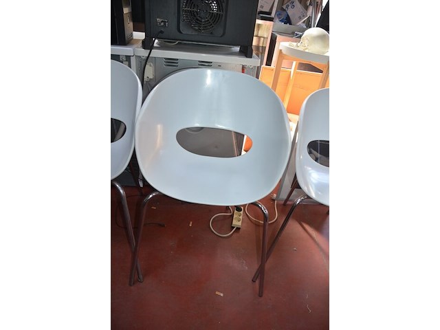 4 pvc stoelen witte zit met armsteun, 2 stoelen met grijze stoffen zit en rug - afbeelding 2 van  5