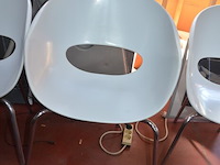 4 pvc stoelen witte zit met armsteun, 2 stoelen met grijze stoffen zit en rug - afbeelding 2 van  5