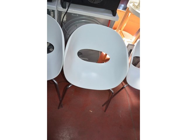 4 pvc stoelen witte zit met armsteun, 2 stoelen met grijze stoffen zit en rug - afbeelding 3 van  5