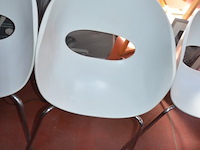 4 pvc stoelen witte zit met armsteun, 2 stoelen met grijze stoffen zit en rug - afbeelding 3 van  5