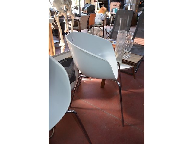 4 pvc stoelen witte zit met armsteun, 2 stoelen met grijze stoffen zit en rug - afbeelding 4 van  5