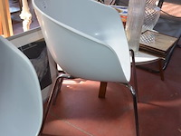 4 pvc stoelen witte zit met armsteun, 2 stoelen met grijze stoffen zit en rug - afbeelding 4 van  5