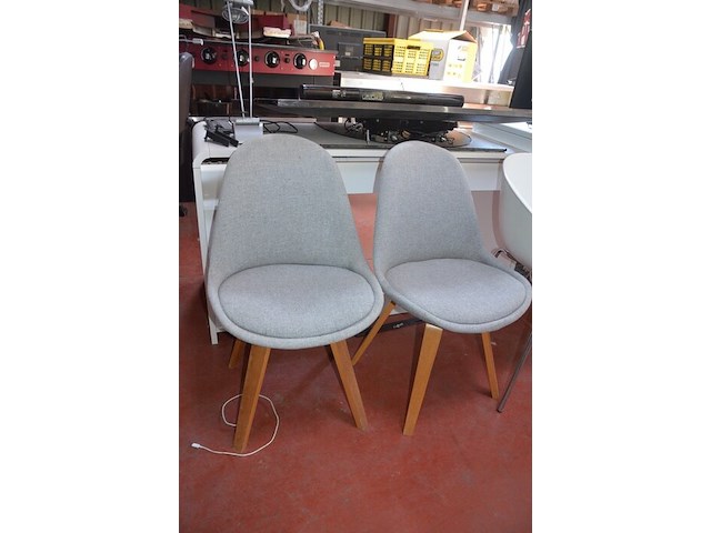 4 pvc stoelen witte zit met armsteun, 2 stoelen met grijze stoffen zit en rug - afbeelding 5 van  5