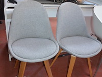 4 pvc stoelen witte zit met armsteun, 2 stoelen met grijze stoffen zit en rug - afbeelding 5 van  5
