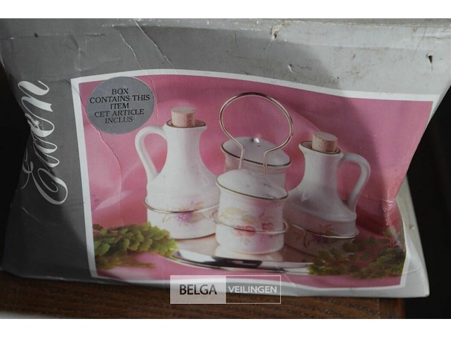 4 schelpvormige boterpotjes , peper zout en olie inschenkkan - afbeelding 2 van  3